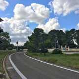 All�altezza della tribuna ovest dello stadio � difficile non accorgersi di un grande edificio che si affacccia sulla via